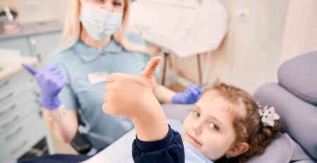 Cum sa ai grija de dintii copilului tau: sfaturi pentru prevenirea si tratarea cariilor dentare