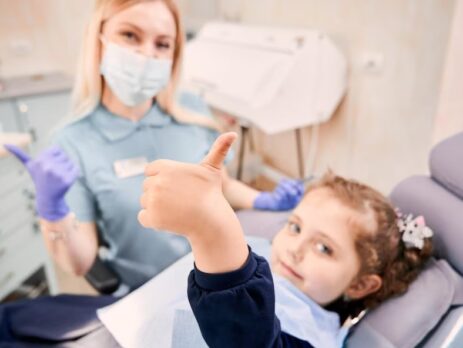 Cum sa ai grija de dintii copilului tau: sfaturi pentru prevenirea si tratarea cariilor dentare